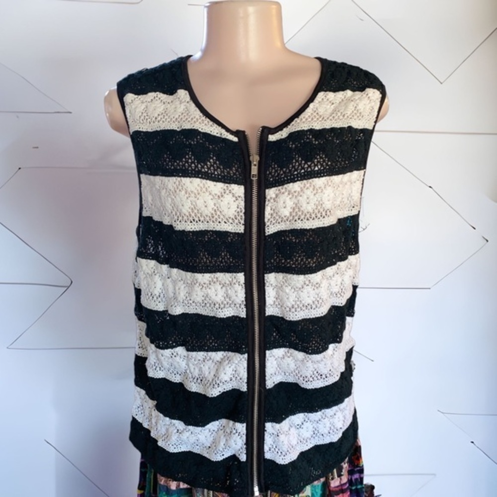 Chicos Vest XL Crochet Striped Mitzi Black White Zip Up Sleeveless Top